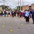 Los agentes policiales acudieron al lugar para recoger los indicios del crimen