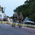 Policías permanecen en el colegio Robb Elementary, en Uvalde, Texas, este 25 de mayo de 2022, escenario el martes de un tiroteo