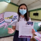 Fotografía cedida hoy por la fundación She Is donde aparece la representante del municipio colombiano de Santa María en el programa "Ella es astronauta", para visitar el centro espacial de la NASA en Houston, Texas.