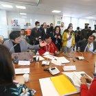 Durante la reunión hubo un intercambio de criterios y acusaciones entre el asambleísta Vinueza (izquierda) y el abogado Abad (derecha).