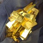 Evidencias. Los lingotes de oro fueron decomisados por los agentes junto con armas y dinero en efectivo.