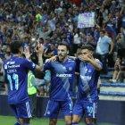 Sebastián Rodríguez (c), autor de un doblete en la goleada de Emelec frente a Independiente Petrolero, junto a Joao Rojas (10) y Alexis Zapata (i).