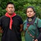Fotografía cedida hoy por el Premio Medioambiental Goldman que muestra a los ecuatorianos Álex Lucitante (i) y Alexandra Narváez (d), dos indígenas del pueblo ancestral A"i Cofán, mientras posan.