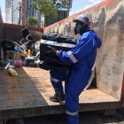 Las personas optan por vender o entregar los objetos grandes inservibles a personas de la calle.