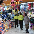Tarea. Miembros de la Policía realizan rondas en los locales afectados.