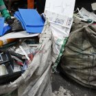 A todos los desperdicios que Manuel Cuero encuentra en la calle les da un valor agregado.
 EFE/ Mauricio Dueñas Castañeda