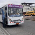 Un militar murió tras ser baleado por delincuentes en un bus.