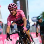 Richard Carapaz (i) ingresó en el puesto 22 la etapa 18 del Giro.