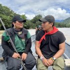 Fotografía cedida hoy por el Premio Medioambiental Goldman que muestra a los ecuatorianos Álex Lucitante (d) y Alexandra Narváez (i), dos indígenas del pueblo ancestral A"i Cofán y los ganadores del premio.