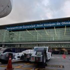 La pista del aeropuerto recibe mantenimiento para precautelar la seguridad operacional.