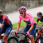 Richard Carapaz (c) declaró sentirse bien para afrontar las etapas de montaña del viernes y el sábado.