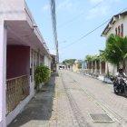 Borroso. Las imágenes que se colocaron en los postes (izquierdo) de a poco se han ido borrando o despegando, en medio del poco tránsito peatonal.