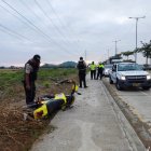 A un par de metros del cuerpo quedó una motocicleta de color amarillo.