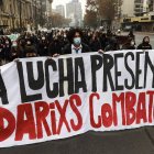 Cientos de estudiantes participan en una marcha convocada por asociaciones estudiantiles hoy, en Santiago (Chile).