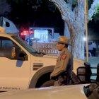 Imagen del 24 de mayo de 2022 de un policía y los investigadores en la escena del tiroteo masivo en la Escuela Primaria Robb (C) en Uvalde, Texas, EE. UU.