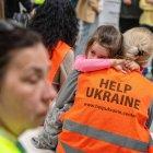 Una voluntaria consuela a una niña en un centro de ayuda a refugiados ucranianos en Lublin, Polonia.