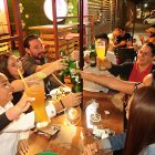 Bares. Con música a medio volumen para cantar entre amigos que disfrutan de una bebida con brindis, así disfrutan en los bares, restobares y karaokes del sector. 2.