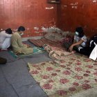 Varias personas contemplan el lugar donde las dos hermanas fueron asesinadas por sus familiares, en Pakistán.