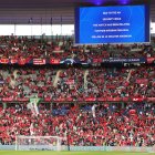 Una pantalla en el Estadio de Francia anunciando el retraso del partido entre Real Madrid y Liverpool.