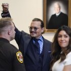 El actor estadounidense Johnny Depp hace gestos a los espectadores en el tribunal del condado de Fairfax, Virginia (EE.UU.), este 27 de mayo de 2022.