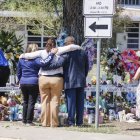 Personas se reúnen, este 28 de mayo de 2022, en un memorial conmemorativo a las víctimas del tiroteo ocurrido en la escuela primaria Robb en Uvalde, Texas, hace 4 días.