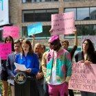 La fundadora y directora ejecutiva del grupo Model Alliance, la modelo y activista Sara Ziff (c-i), habla junto a la exmodelo Kaja Sokola (i) y el presidente del primer sindicato de empleados de Amazon, Chris Smalls