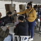 AME3110. BOGOTÁ (COLOMBIA), 29/05/2022.- Una mujer llega para votar hoy, durante la jornada de elecciones para elegir presidente de Colombia para el periodo 2022-2026 en Bogotá (Colombia). Los colegios electorales de Colombia abrieron este domingo para que durante ocho horas más de 39 millones de ciudadanos habilitados puedan elegir al próximo presidente de la república para el periodo 2022-2026. EFE/Carlos Ortega
