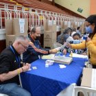 Proceso. Diferentes colombianos acudieron hoy a las urnas.