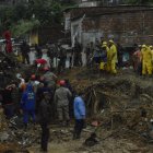 Bomberos, soldados del ejército y voluntarios trabajan en el área de un deslizamiento de tierra provocado por fuertes lluvias hoy, en el barrio Jardim Monteverde de la ciudad de Jaboatão dos Guararapes (Brasil