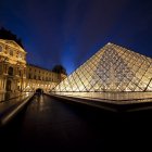 Vista de la pirámide de cristal, entrada al Museo del Louvre de París, uno de los íconos de la ciudad.