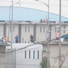 Descontrol. Varios internos en techos y terrazas de edificios del complejo carcelario que está en Guayaquil.