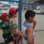 Escenario. Niños observan curiosos como autoridades y medicina legal llegan hasta el sector a retirar el cuerpo de una persona que, horas antes, fue asesinado a tiros.