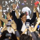 El candidato a la presidencia de Colombia Gustavo Petro (2-d) celebra junto a su esposa Verónica Alcocer (2-i) y su candidata a la vicepresidencia Francia Márquez (d) hoy, al final de la jornada de elecciones para elegir presidente de Colombia para el periodo 2022-2026 en Bogotá (Colombia).