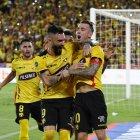 Gonzalo Mastriani (9) y Damián Díaz (10) se abrazan para festejar uno de los goles de Barcelona frente a Cumbayá en el estadio Monumental. Se une a la celebración Emmanuel Martínez (8).