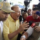 Fotografía cedida por la campaña de la Liga de Gobernantes Anticorrupción de su candidato a la Presidencia de Colombia Rodolfo Hernández habla luego de votar hoy, en el centro de votación del colegio Santander en Bucaramanga (Colombia).