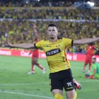Carlos Rodríguez celebra el segundo gol de Barcelona.