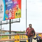 Anuncio. En el puente de la avenida General Rumiñahui hay una valla.