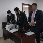 Defensa. Abogados de Fernando Alvarado en la sala de audiencias del Complejo Judicial norte de Quito.