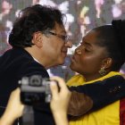 El candidato a la presidencia de Colombia Gustavo Petro (i) celebra con su candidata a la vice presidencia Francia Márquez este 29 de mayo de 2022, al final de la jornada de elecciones para elegir presidente de Colombia para el periodo 2022-2026 en Bogotá (Colombia)