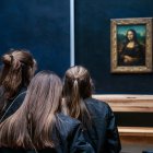 Visitantes en la sala del Museo del Louvre donde se expone la Gioconda