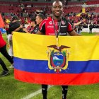 Aníbal Chalá, futbolista ecuatoriano del Atlas, muestra la bandera tricolor celebrando el bicampeonato en la Liga MX.