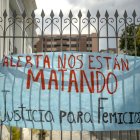Vista de un cartel durante una movilización con motivo de la conmemoración del Día Internacional de la Eliminación de la Violencia contra la Mujer en Caracas, en una fotografía de archivo.