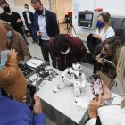 Personas toman fotos a Uteco, el robot "profesor" desarrollado por científicos uruguayos, el 31 de marzo de 2022 en Rivera (Uruguay).