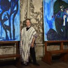 Ximena Aulestia junto a los cuadros de Cristóbal González Guzmán, la primera exposición que organizó junto a Soledad Holguín en el Teatro Bolívar.