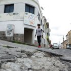 Los moradores de San Juan, en el centro de Quito, piden una solución definitiva a este problema que ha generado accidentes de tránsito y con los peatones.