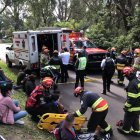 Accidente. Varios afectados reciben atención en la vía tras in siniestro de tránsito en el que se involucró a un bus.