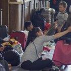 Medio millar de refugiados romaníes de Ucrania esperan en la Estación Central de trenes de Praga los trámites de visado, en una situación precaria donde faltan alimentos y bienes de higiene básicos.