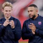 Frenkie De Jong (i) es pretendido por el Manchester United, mientras que Depay no quiere irse del club.
