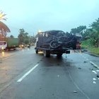 Accidente. Un camión recoge los restos de la camioneta, tras el accidente en la vía Quinindé-Santo Domingo.