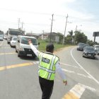 Vías. A veces, los vigilantes llegan para tratar de controlar el tránsito.